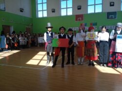 Мектепте 21-февраль " Бүткүл дүйнөлүк эне тил майрамы " болуп өттү.Майрамга 2-11-класстар катышышты. Ар бир класс ар кайсы өлкөнүн каада-салттарын,саламдашууларын, улуттук кийимдерин,тамак -аштарын,ырларын,бийлерин мыкты көрсөтүп беришти.