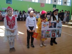 Мектепте 21-февраль " Бүткүл дүйнөлүк эне тил майрамы " болуп өттү.Майрамга 2-11-класстар катышышты. Ар бир класс ар кайсы өлкөнүн каада-салттарын,саламдашууларын, улуттук кийимдерин,тамак -аштарын,ырларын,бийлерин мыкты көрсөтүп беришти.