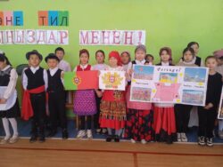 Мектепте 21-февраль " Бүткүл дүйнөлүк эне тил майрамы " болуп өттү.Майрамга 2-11-класстар катышышты. Ар бир класс ар кайсы өлкөнүн каада-салттарын,саламдашууларын, улуттук кийимдерин,тамак -аштарын,ырларын,бийлерин мыкты көрсөтүп беришти.