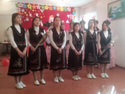 8-март "Аялдардын эл аралык күнүнө " карата мектепте 7-март күнү директордун тарбия иштери боюнча орун басары Шейшенкулова Жылдыз Асейиновна уюштурган "Кана эмесе,кыздар!" аттуу таймаш болду.Таймашка 8,9,11-класстардын кыздары "Аруулар" жана"Кыз бурак" тобу болуп жарышышты.Калыстар тобунун мүчөсү болуп,атайын чакырылган коногубуз Жайыл райондук билим берүү бөлүмүнүн башкы адиси Урунпаша Абибилаевна катышты.Кыздар саламдашуудан баштап,бий,жандуу үн менен ырдоо,камыр жайуу өнөрлөрүн көрсөтүштү.Эң башкысы болуп кыргыздын каада-салттарынын бири болгон "Баланын кыркын чыгаруу" жана " Баланы бешикке бөлөө" салттарын мыкты көрсөтүп беришти.Жыйынтыгында "Аруулар" тобу жеңишке жетишип,белектер менен сыйланышты.