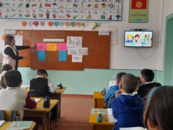 Мектепте 30.01.-9.02.23ж. орус тили жана адабияты жумалыгы болуп өттү. Мугалимдер Малабаева Д.Б. жана Эмильбекова К.Ш. Ачык сабактар өтүлдү.Сүрөт, стенгазета, фразеологизмдер боюнча сынактар болду. Өзгөчө өтүлгөн тема боюнча "Юный режиссер" сынагы болду. 8-11- класстын окуучулары 5мүнөттөн турган видео тасма тартышты. Мисалга алсак, 9 жана 11- класстын окуучулары А.С. Пушкин жөнүндө мыкты деңгээлде тасма даярдашкан. Жумалык орус тили боюнча " Конкурс грамотеев" КВН менен аяктады. Активдүү катышкан окуучулар чакан белектер менен сыйланышты. Жумалыктын "эң жакшы" деп бааланды.