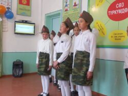 "Ата мекенди коргоо " күнүнө карата башталгыч класстын мугалими Кадырова Рахат Табылбековна 4-класстын окуучулары менен 22-февралда " Ата мекенди коргоо -ыйык милдет" деген темада тарбиялык саат өттү. Сабакка Афган согушунун ардагери Мүсүралиев Чалкарбек байкебиз келип катышты.Ал ошол согуш тууралу окуучулардын суроолоруна жооп берип жана кыскача маалымат берди.Окуучулар кызыгуу менен угушту. Андан сырткары өз өнөрлөрүн тартуулашты.Сабак "эң жакшы" деп бааланды.