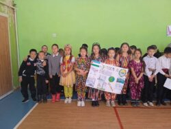 Мектепте 21-февраль " Бүткүл дүйнөлүк эне тил майрамы " болуп өттү.Майрамга 2-11-класстар катышышты. Ар бир класс ар кайсы өлкөнүн каада-салттарын,саламдашууларын, улуттук кийимдерин,тамак -аштарын,ырларын,бийлерин мыкты көрсөтүп беришти.