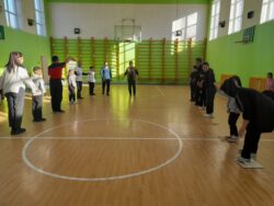 16.01.-26.01.23-жылы башталгыч класстардын жумалыгы болуп өттү. Мугалимдер: Кочербаева К.Д.,Джамгырчиева А.Ы., Кадырова Р.Т., Джумалиева А.Рлар жумалыкты мыкты деңгээлде өткөрүштү. Ар бир мугалим ачык сабактарды өтүшүп жана окуучулар арасында сүрөт, ребустарды табуу сынактарын уюштурушту. Окуучулар активдүү катышышты. Андан сырткары класстан тышкаркы " Атам, апам жана мен" деген темада эстафета оюнун өткүрөштү. Эстафетага 2-4-класстын окуучулары ата -энелери менен катышышты. Жеңүүчүлөр грамота жана белектер менен сыйланышты. Жумалыктын өтүлүшү "эң жакшы " деп бааланды.