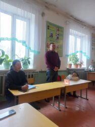"Ата мекенди коргоо " күнүнө карата башталгыч класстын мугалими Кадырова Рахат Табылбековна 4-класстын окуучулары менен 22-февралда " Ата мекенди коргоо -ыйык милдет" деген темада тарбиялык саат өттү. Сабакка Афган согушунун ардагери Мүсүралиев Чалкарбек байкебиз келип катышты.Ал ошол согуш тууралу окуучулардын суроолоруна жооп берип жана кыскача маалымат берди.Окуучулар кызыгуу менен угушту. Андан сырткары өз өнөрлөрүн тартуулашты.Сабак "эң жакшы" деп бааланды.