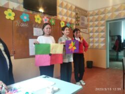 27.02.-16.03.23ж. мектепте технология,музыка жана чийүү сабактарынын жумалыгы болуп өттү.Сабак берген мугалимдер: Шаршенбиева У.О.,Турсунакунова Б.Б., Мудинова Ж.Т. жана Ногоева Ж.Млар жакшы деңгээлде өткөрүштү.Ар кандай конкурстар өткөрүлдү. Мисалы: кол өнөрчүлүк(кийизден оюм жасоо,жыгачты оюп сүрөт тартуу," Менин келечектеги үйүм" проектисин,дизайнын чийүү жана мыкты аткарган жеке номер) ж.б.Окуучулар кызыгуу менен активдүү катышышты. Жеңүүчүлөр белектер менен сыйланышты.Эң мыктылар деп: 9-класстын окуучусу Камилов Амантур- проект үчүн,сүрөт конкурсунан 6-кластын окуучусу Асылбекова Жазель,Калыбекова Азиза 7-кл.Ал эми 15-март күнү 6-9-класстардын окуучулары менен КВН болду.Анда окуучулар үч топко: "Кызгалдак", "Байчечекей"жана "Шумкарлар" болушуп жарышка чыгышты.Алар логикалык суроолорго,көркөм окуу,мыкты сүрөтчү,сөздөрдөн ыр табуу,обондуу ырлардын аттарын айтуу ж.б. оюндарга катышышты.Жыйынтыгында "Кызгалдак" тобу утушка ээ болушту.