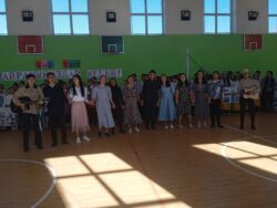Мектепте 21-февраль " Бүткүл дүйнөлүк эне тил майрамы " болуп өттү.Майрамга 2-11-класстар катышышты. Ар бир класс ар кайсы өлкөнүн каада-салттарын,саламдашууларын, улуттук кийимдерин,тамак -аштарын,ырларын,бийлерин мыкты көрсөтүп беришти.